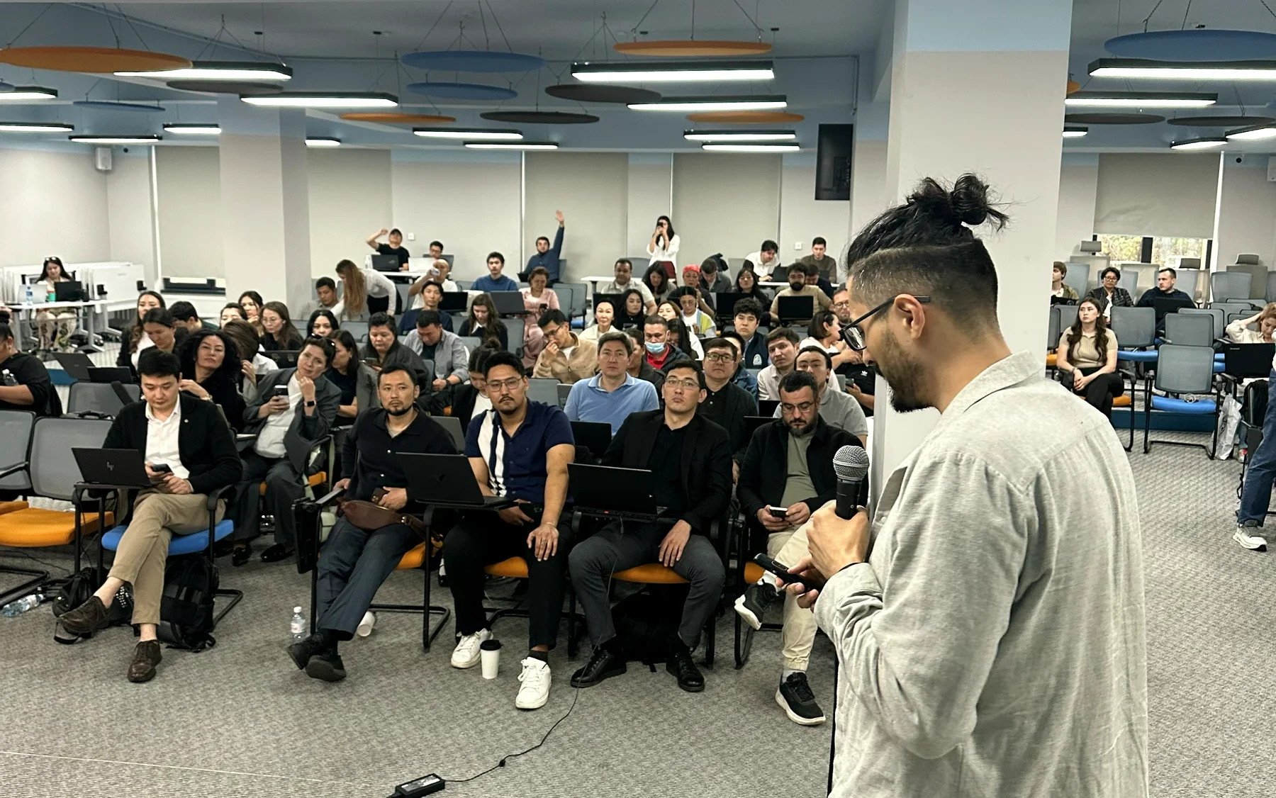 Parasat Business Club AI talk hero photo